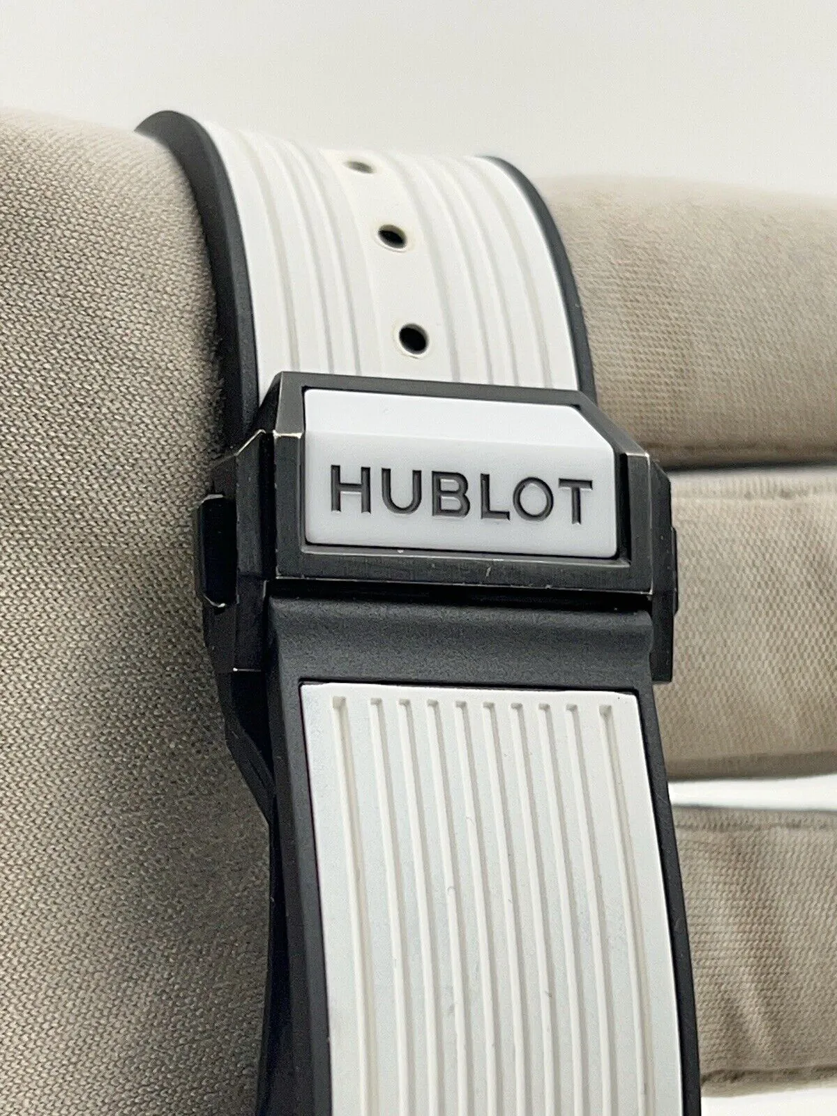 Hublot Big Bang Unico Ceramic White 45mm Automatic Men’s Watch 411.HX.1170.RX