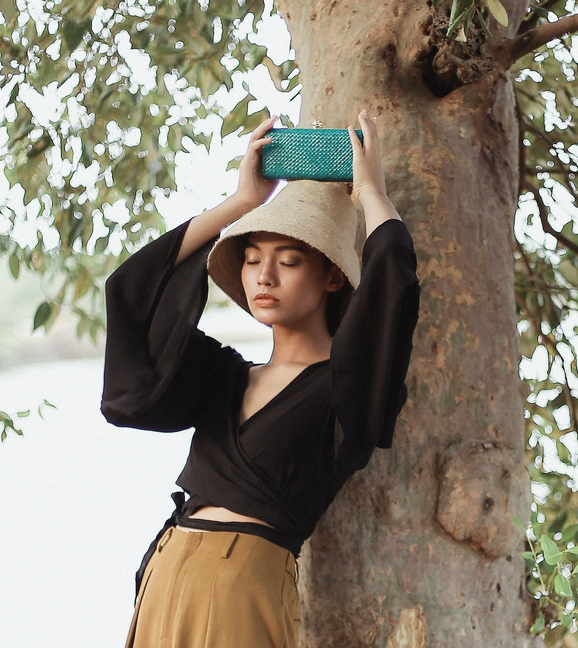 Kotta Emerald Handwoven Straw Clutch