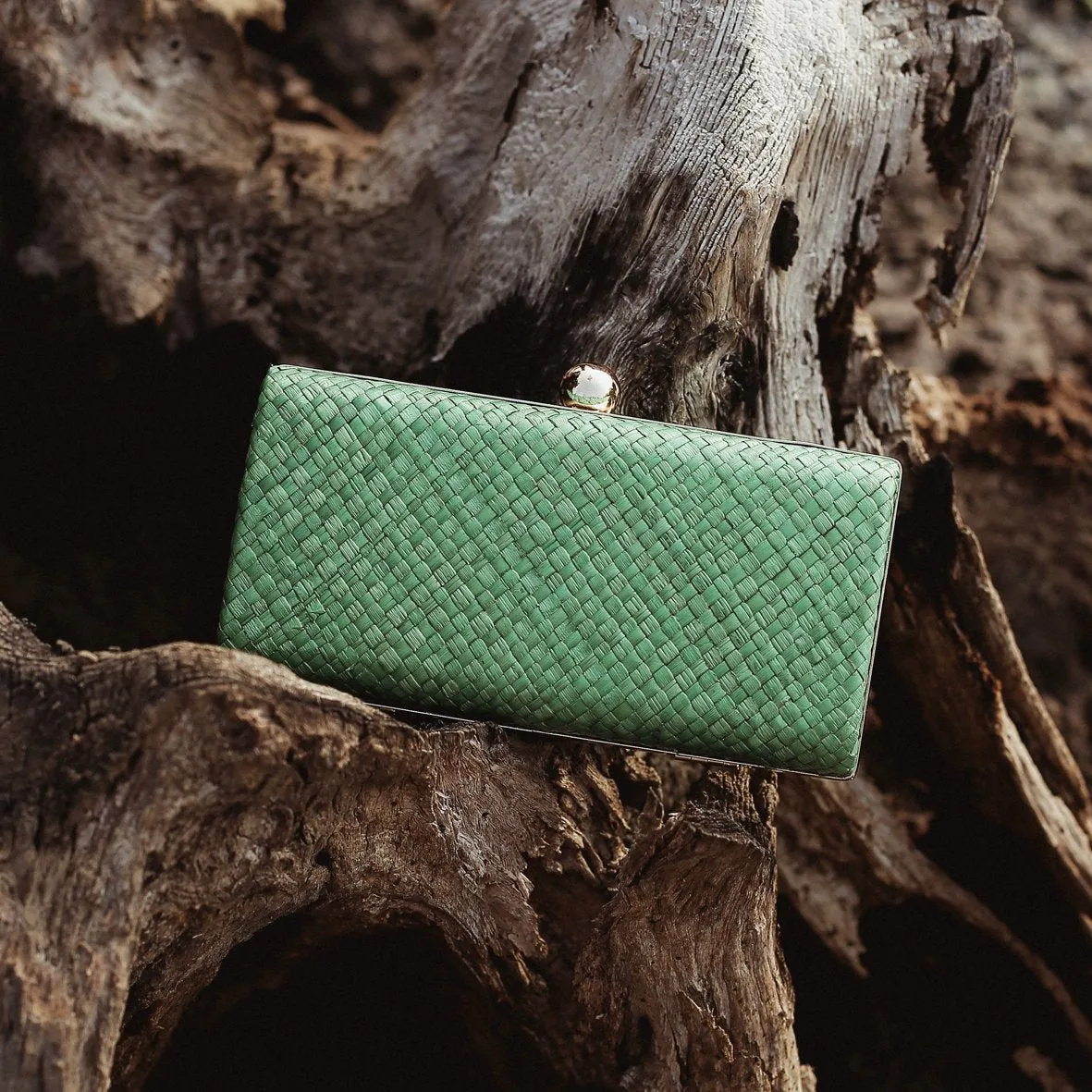 Kotta Ivy Handwoven Straw Clutch