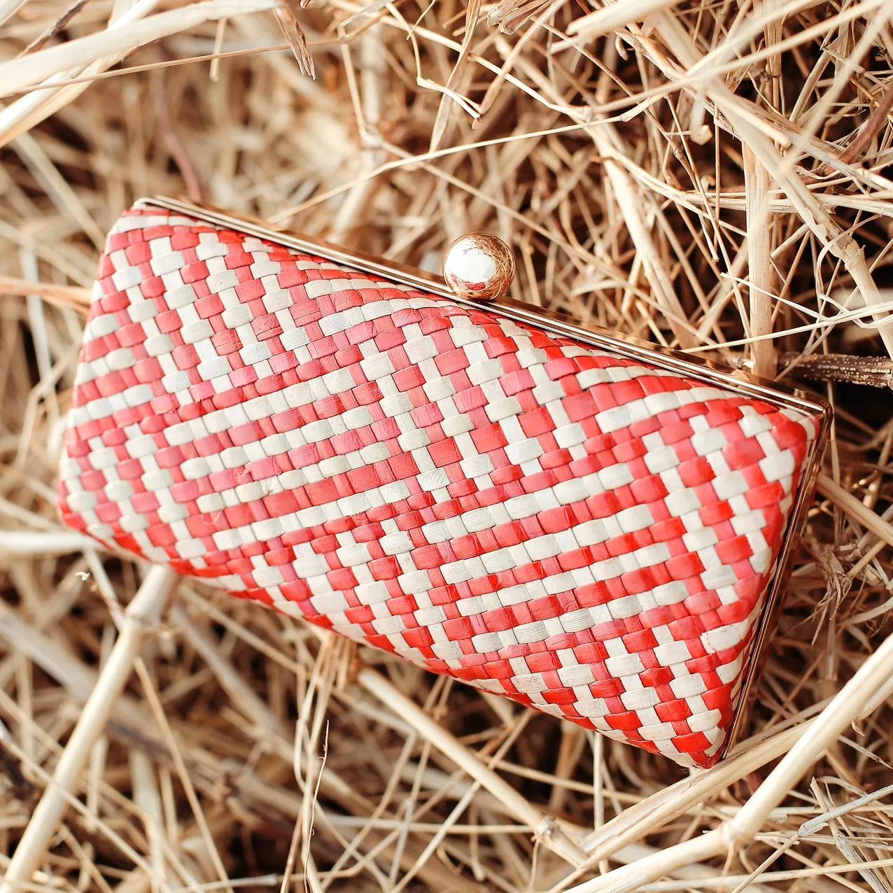 Kotta Rosana Handwoven Straw Clutch