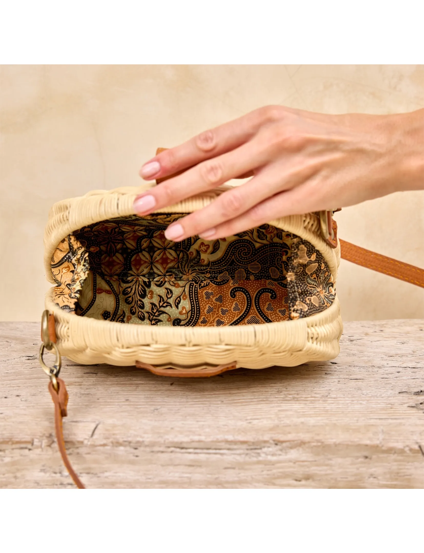 Rattan Clamshell Clutch, Ivory